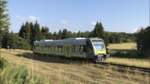 Ein Triebwagen der Baureihe 650 von Agilis befindet sich auf dem Weg von Hof nach Bad Steben.