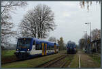 VT 014 und VT 632 006 der NEB begegnen sich am 27.11.2022 im Bahnhof Joachimsthal.