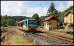 GWTrain VT 654045-3 fährt hier am 18.08.2020 um 11.31 Uhr als Personenzug nach Karlovy Vary in Becov nad Teplou ab. Bei dem Fahrzeug handelt es sich um ehemals in Deutschland zugelassene Regiosprinter. An diesem Tag waren ausnahmslos diese Fahrzeuge im Personenverkehr zwischen Mariansky Lazne und Karlovy Vary zu beobachten.
Ursprünglich wurden diese Fahrzeuge mal an die Dürener Kreisbahn ausgeliefert. Sie tragen daher noch immer die deutsche Kennzeichnung.