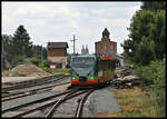 GW Train VT 654045-3 steht hier am 27.6.2021 um 12-52 Uhr am Bahnsteig in Tepla. Der Triebwagen ist als Zug 7106 auf der Fahrt von Marienbad nach Karlsbad.
Über dem Triebwagen ragen in der Ferne die beiden Kirchtürme des Kloster Tepla empor.