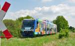 Boerdeexpress (von  Otmar Alt  gestalteter Regiosprinter) unterwegs Richtung Euskirchen, nachdem er im Schrittempo einen bergang gekreuzt hat - 16.05.2010