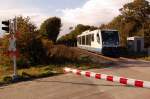 Am Sonntagnachmittag kommt dieser Rurtalbahn Triebwagen 654 012-4 von Dalheim nach Mnchengladbach am Bahnbergang Kahrbahn dahergefahren. 25.10.2010