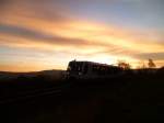 VT 44 der Vogtlandbahn ist am 04.11.11 beim Sonnenaufgang in Auerbach/V.