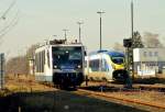 Als RB 34 kommt hier der VT 6.006/654 006-5 der RTB in Rheindahlen eingefahren.
Im Hintergrund steht ein Teilzug der Eurostars 4006 bewacht abgestellt....Samstag 7.2.2015