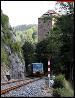 Im Schatten der großen Burg Petschau, heute Becov nad Teplou, kommt hier der VT 654048-7 von GWTrain um die Kurve.
