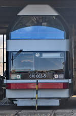 Der Doppelstock-Schienenbus 670 002-5 Anfang April 2018 im Sächsischen Eisenbahnmuseum Chemnitz-Hilbersdorf.
