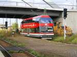 Der Doppelstock-Schienenbus 670 006-6, liebevoll  Alfred  genannt, fhrt gerade in den Bahnhof Dessau ein.