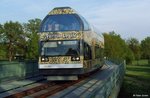 DVE 670 003-2   Fürstin Louise  , ex DB 670 006 (Bj. 1996, Deutsche Waggonbau AG) Doppelstock-Schienenbus der Dessauer Verkehrs- und Eisenbahngesellschaft mbH, als DWE 81190 Wörlitz - Dessau Hbf., KBS 257 Wörlitz - Dessau, fotografiert auf der letzten Fahrt des Tages beim Überqueren der Mulde auf der Wörlitzer Brücke bei Dessau am 25.04.2012