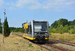 672 916 verlässt den Bahnhof Braunsbedra in Richtung Querfurt.