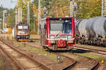 Hanseatische Eisenbahn mit Triebwagen 672 907 wurde in Neustrelitz vom Bahnsteig weggesetzt und steht nun vor der Gleissperre, die in kürze aufgelegt wird. - 26.10.2022
