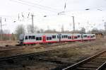 Triebwagen des Typs LVT/S Richtung Sden durch den Hauptbahnhof Dessau.