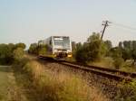 BR 672 als KEG VT 3.10 vor dem Hp Kirchscheidungen, nach Zeitz am 06.08.2003 (KBS 585)