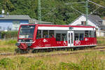Triebwagen 672 906 der Hanseatischen Eisenbahn als Fähren Shuttle durchfährt den Bahnhof Lietzow nach Bergen auf Rügen.