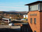 Blick Richtung Brocken, vorbei am Stellwerk Wernigerode und über einen einfahrenden RE 21 (75755), gefahren durch 1648 903 von Abellio, hinweg.
Aufgenommen von der Besucherterasse.

Wernigerode, der 29.10.2021