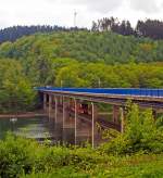 Ein LINT 27 der DreiLänderBahn überfährt am 12.05.2013 den Biggesee auf der Doppelstockbrücke Dumicketal (bei km 16,6).