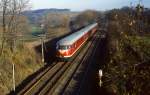 Als der  Neandertaler  fährt der Museums-VT 08 der DB bei einer Sonderfahrt im November 1986 von Erkrath Nord hinunter nach Düsseldorf-Gerresheim
