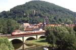 Ein 601 als Reisebüro-Sonderzug überquert im Sommer 1984 in Gemünden die fränkische Saale bevor diese in den Main mündet.