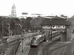 Kiel Hbf vor der Elektrifizierung mit Formsignalen, Reiterstellwerk, alten Bahnhofshallen und 612 (12.8.1980).