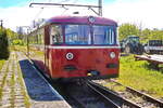 Am Gleis 2 steht VT 95 9396 (95 80 0 795 396-0 D-BEF) der Berliner Eisenbahnfreunde e.V. auf dem Betriebsgelände der Buckower Kleinbahn am 28. April 2024
