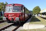 STOCKACH (Landkreis Konstanz), 15.09.2024, Schienenbus mit dem Namen  Roter Flitzer  als RB 32a im Sonn- und Feiertagsverkehr auf der Ablachtalbahn bzw.