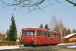 An einem Sonntag im Januar 1995 wartet der Uerdinger Schienenbus 798 766 im Bahnhof Waging am See auf Fahrgäste nach Traunstein.