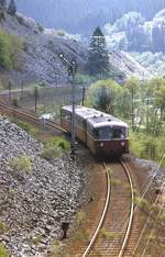 N 6075 planmäßig als Schienenbus am Signal der Abzweigstelle Hörre, wo sich die Strecken aus Frankenberg und Erndtebrück bis Berleburg vereinigten (Mai 1978).