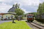 Am 07.08.2021 verlässt 798 729-0 der Kasbachtalbahn Kalenborn in Richtung Linz am Rhein.