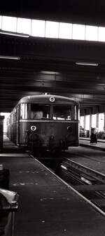 24.08.1985: Bw Trier (DB) noch vor seiner Schließung, Uerdinger Schienenbus der Baureihe VT 98 