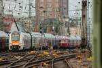RRX 462 072 als RE1 nach Hamm Hbf & rechts der VEB/AKE Schienenbus VT98 bei der Einfahrt in Köln Hbf, Dezember 2025.