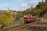 Die Oberhessischen Eisenbahnfreunde e.V. aus Gie�en mit ihren 4 Schienenbussen (2 mit Motor, 2 ohne Motor) bei ihrer Ostermontagsausfahrt von Gie�en nach Limburg. Hinter Weilburg bei der ehemaligen Abzweigung Gensberg Tunnel. 6.4.26
F�hrend 996 677-1