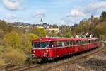 Die Oberhessischen Eisenbahnfreunde e.V. aus Gie�en mit ihren 4 Schienenbussen (2 mit Motor, 2 ohne Motor) bei ihrer Ostermontagsausfahrt von Gie�en nach Limburg. Hinter Weilburg bei der ehemaligen Abzweigung Gensberg Tunnel. 6.4.26
F�hrend 996 677-1