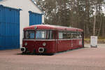 VT98 9644 als Kassenhäuschen vor dem Oldtimer Museum Rügen in Binz-Prora (15.04.2026)