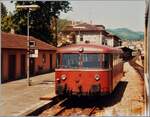 Und damals konnte man nicht nur die Fenster öffnen, sondern in den nicht immer knallvollen Zügen auch leicht den Platz wechseln, so dass ich bei der Abfahrt in Waldshut auch gleich noch den DB Schienenbus fotografierte. Der VT 798 wartet auf Reisende und die Abfahrt nach Koblenz (CH). 
(Verbesserte Version eines bereits vor Jahren gezeigten Fotos)

Analogbild vom 9. Mai 1984

