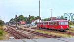 Blick �ber die Schranke des B� am Ostrand vom Bahnhof Neunkirchen auf eine dreiteilige Schienenbus-Garnitur, die am 13.7.02 f�r Sonderfahrten ins Schnaittachtal zur�ck kehrte.