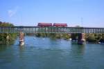 Fotografiert von der Auto- und Fussgngerbrcke aus, welche Koblenz mit Waldshut und dem davor liegenden Zoll verbindet, fhrt die Schienenbusgarnitur zum Jubilum der Strecke Waldshut - Koblenz - Turgi ber die Rhein-Brcke am 23.08.09.