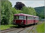 Auf der landschaftlich wunderschnen Eifelquerbahn kommt am 06.06.10 ein Uerdinger Schienenbus der Vulkan-Eifel-Bahn (VEB) aus Kaisersesch und fhrt in den Bahnhof von Daun ein, um etwas spter seine