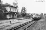 Der Schienenbus des Bayerischen Eisenbahnmuseums hlt im Oktober 1988 in Marktoffingen (Blick nach Norden)