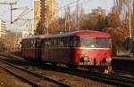 MAN zieht Uerdinger, nicht gerade alltglich! RSE MAN Vt25 zieht VEB Vt98 Steuerwagen am 10.12.2011 bei Bonn-Beuel.