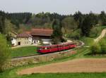 Der VT 98 der PEF als Sonderzug nach Passau am 01.05.2013 unterwegs bei Neuhausmhle.