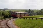 Jubilumsfahrt 110 Jahre Bahnstrecke Traunstein - Waging fhrt der Schienenbus Vt 98 (Passauer Eisenbahnfreunde) hier beim Kirchhallinger Berg am 07.07.2013 

