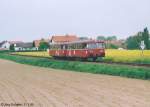 Der Schienenbus auf den 500 Metern zwischen Ort und Bahnhof Unterneuses. (Blick vom Lagerhaus nach Westen am 21.5.95)