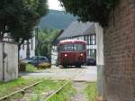 Bei einer  Lust-Tour  mit meinem Vater zur Oleftalbahn am 30.07.2006 erwarten wir im Haltepunkt Olef den VT 798, der hier gerade ber den Dorfplatz fhrt.