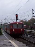 Lokfhrer Helmut Brinker mit einem ausgeliehenen Schienenbus am 28.10.2006  bei der Einfahrt nach Solingen–Ohligs.