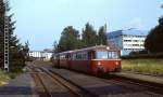 Von Waldsassen kommend fährt eine 798-Garnitur mit einem Nahverkehrszug nach Wiesau in den Bahnhof Mitterteich ein (Juli 1985)