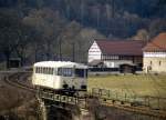VT 50 der Hersfelder Eisenbahngesellschaft am 15.03.1993 bei Schenksolz. Ein VT 95 mit normalen Puffern - wenn auch einer von der Form her abweicht.