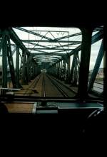 Bei der Durchfahrt durch einer der Mainbrcken hinter dem Fhrerstand des Schienenbus