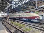 DR VTb 18.16.07 (95 80 0675 014-4 D-SVTG) als DZ 93506 vom Dresden Hbf nach K�ln Hbf, am 01.10.2026 beim Halt in Erfurt Hbf.