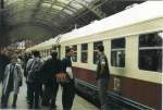 viele Menschen bestaunen den VT 18 im Hbf Leipzig am 29.03.2003