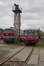 Fast wie zu Zeiten der Deutschen Reichsbahn standen 232 673 und 772 345 am 26.07.2026 im Bw Weimar nebeneinander. Die Lackierung der 232 und die Modernisierung des 772 zeigen jedoch, dass das Bild erst Jahrzehnte später entstand.
