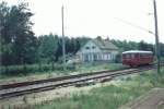 Ein Triebwagen der BR 771 passiert im Juni 1994 den ehemaligen Bahnhof Borne an der Strecke (Berlin-)Belzig-Wiesenburg(-Dessau).